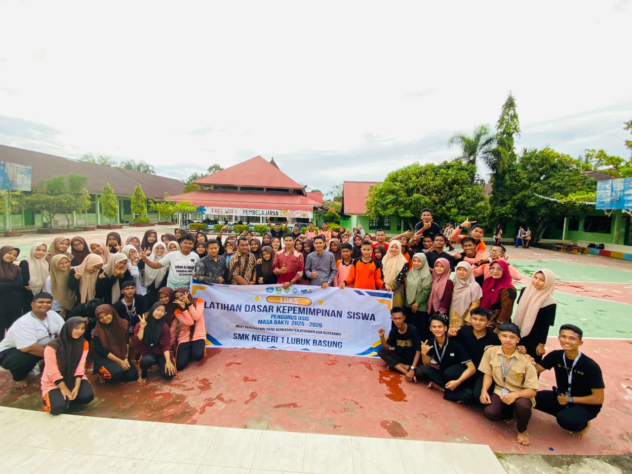 SMKN 1 Lubuk Basung sukses menyelenggarakan kegiatan Latihan Dasar Kepemimpinan Siswa (LDKS)  bagi pengurus OSIS dan MPK masa bakti 2025/2026