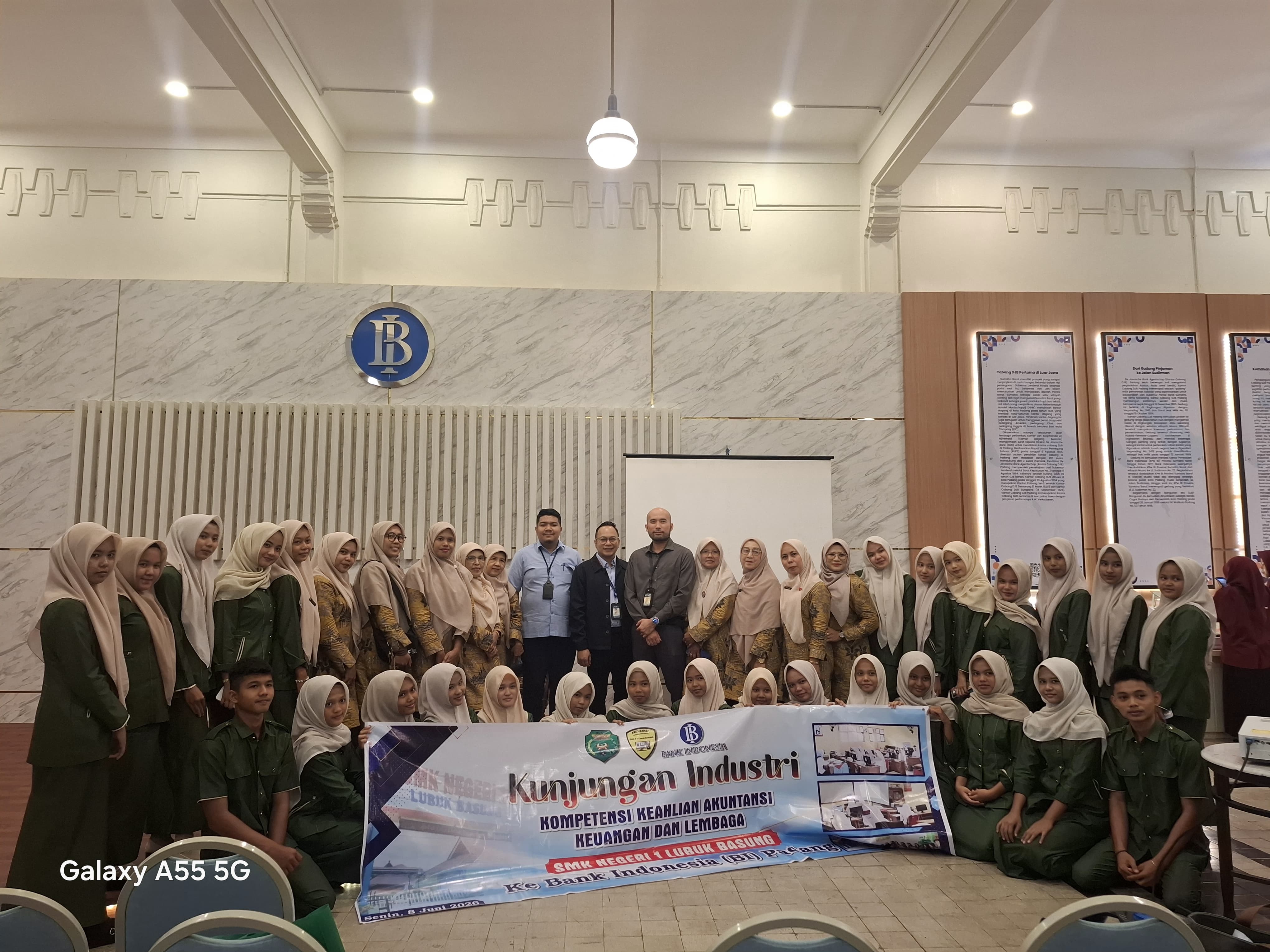 Kunjungan Industri Siswa AKL SMKN 1 Lubuk Basung ke Bank Indonesia Perwakilan Sumatera Barat Berlangsung Sukses